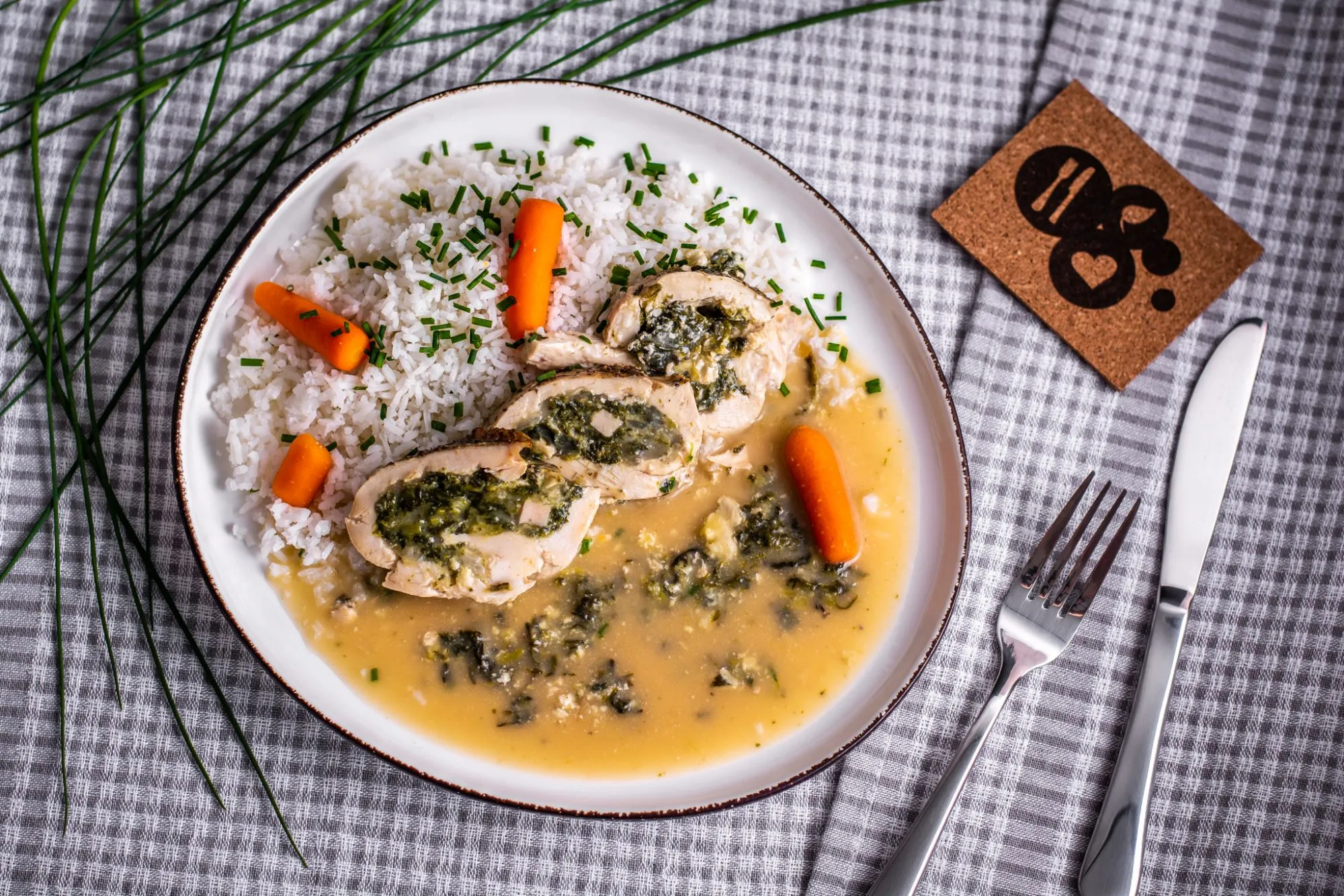 Poultry roulade with spinach, rice and baby carrots
