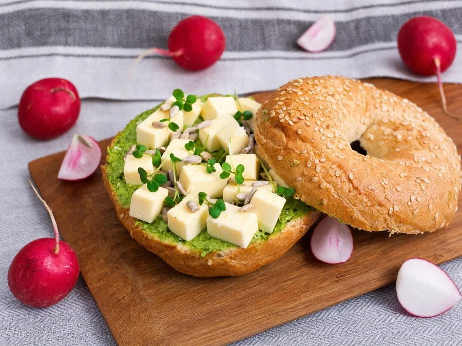 Sezamový bagel s pažítkovým maslom, goudou a mikrogreens