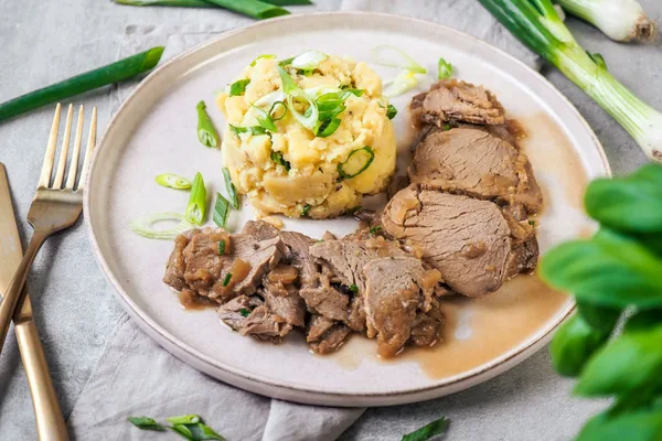 Vepřová panenka s cibulovým přelivem a šťouchanými brambory, program Protein +