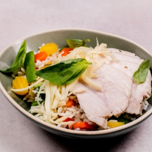 Rizoto s krůtím masem, zeleninou a sýrem