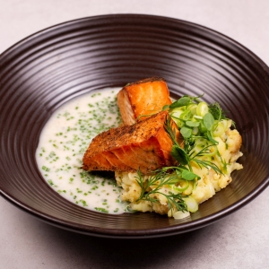 Losos v citronové omáčce, šťouchané brambory s cibulkou, meruňkový kompot